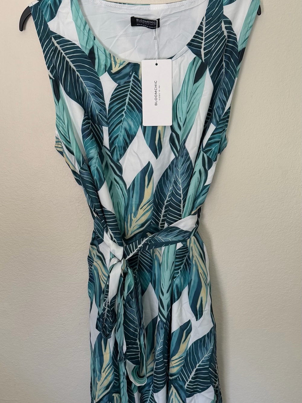 BloomChic sleeveless tropical leaf dress, Size 14-16, NWT.